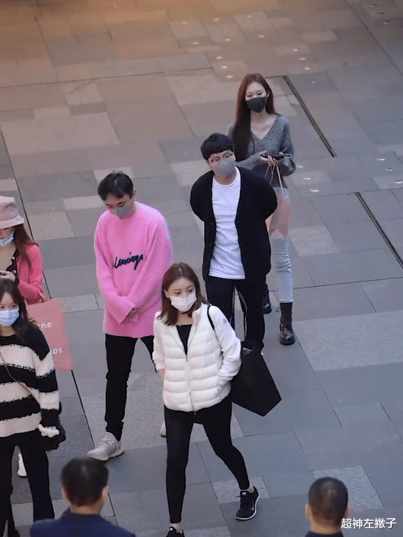 王思聪|王思聪“一拖三”逛街，美女打扮平平无奇，意外被国民老公眼神相中！