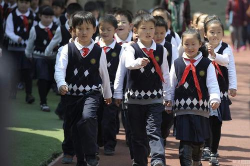 天佑女王▲从小就去英国留学的孩子,国歌只会唱《天佑女王》,果断退学回国