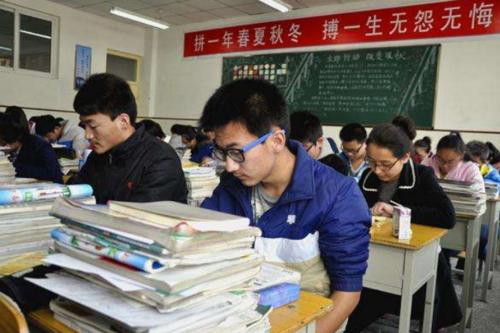 复旦大学:高考钉子户张非,参加四次高考,集全了清华北大复旦的录取通知书