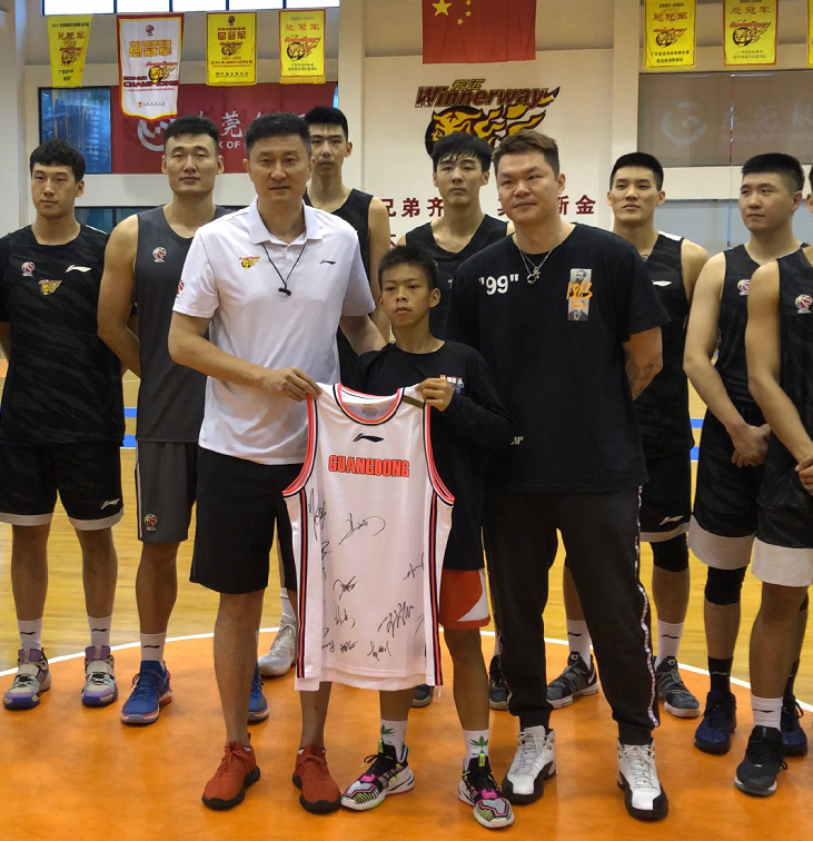 「杜锋」独臂少年单挑徐杰，获易建联签名球衣，杜锋的评价很贴心！