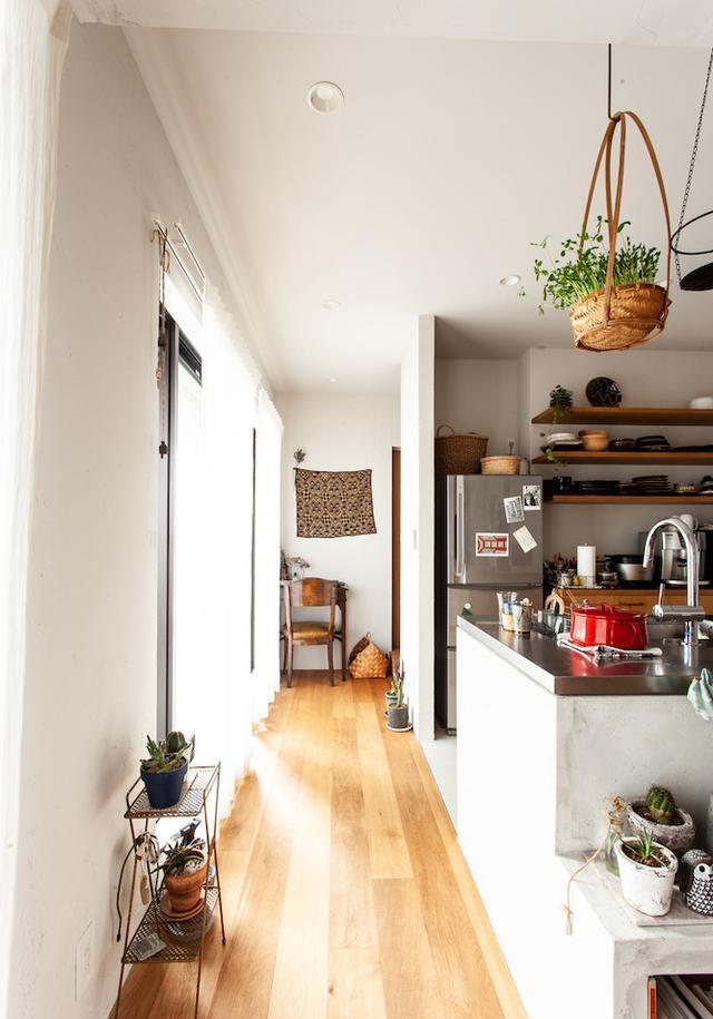 『』晒晒这对日本夫妻的家，4层隔板挂墙当鞋架，摆100双鞋绰绰有余！