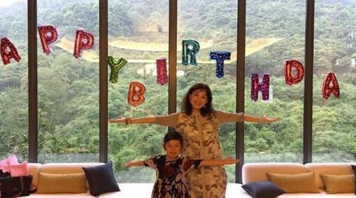 ?参观牛莉住的豪宅，仿佛住在人间仙境，客厅落地窗外全是森林树木