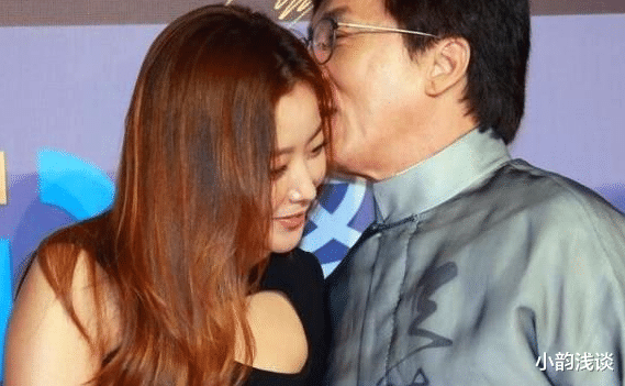 『成龙』15年后，66岁成龙遇上42岁金喜善还又抱又亲，女方说出不拒绝理由