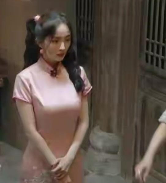 杨幂|杨幂张雨绮相差一岁，同是穿旗袍却仿佛两代人，终于知道减肥的好处