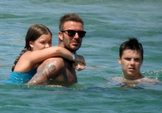 权珉娥|贝克汉姆全家希腊度假,大海中拥吻女儿,9岁小七花式粘老爸