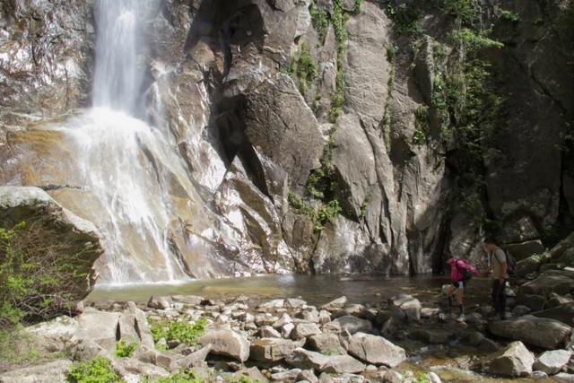 秦岭：秦岭沣峪大坝沟：是个好地方，有森林有高山瀑布，而且游客还不多
