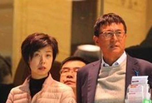 袁立|他与袁立同居12年分手，闪婚娶了小20岁娇妻，今59岁成这样