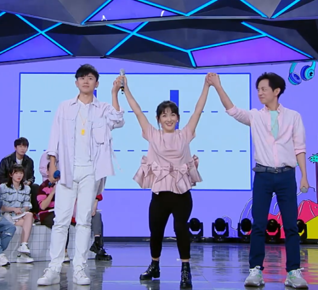 张杰■谢娜同时与张杰何炅十指相扣，看到她想讲话，两位男士的举动绝了