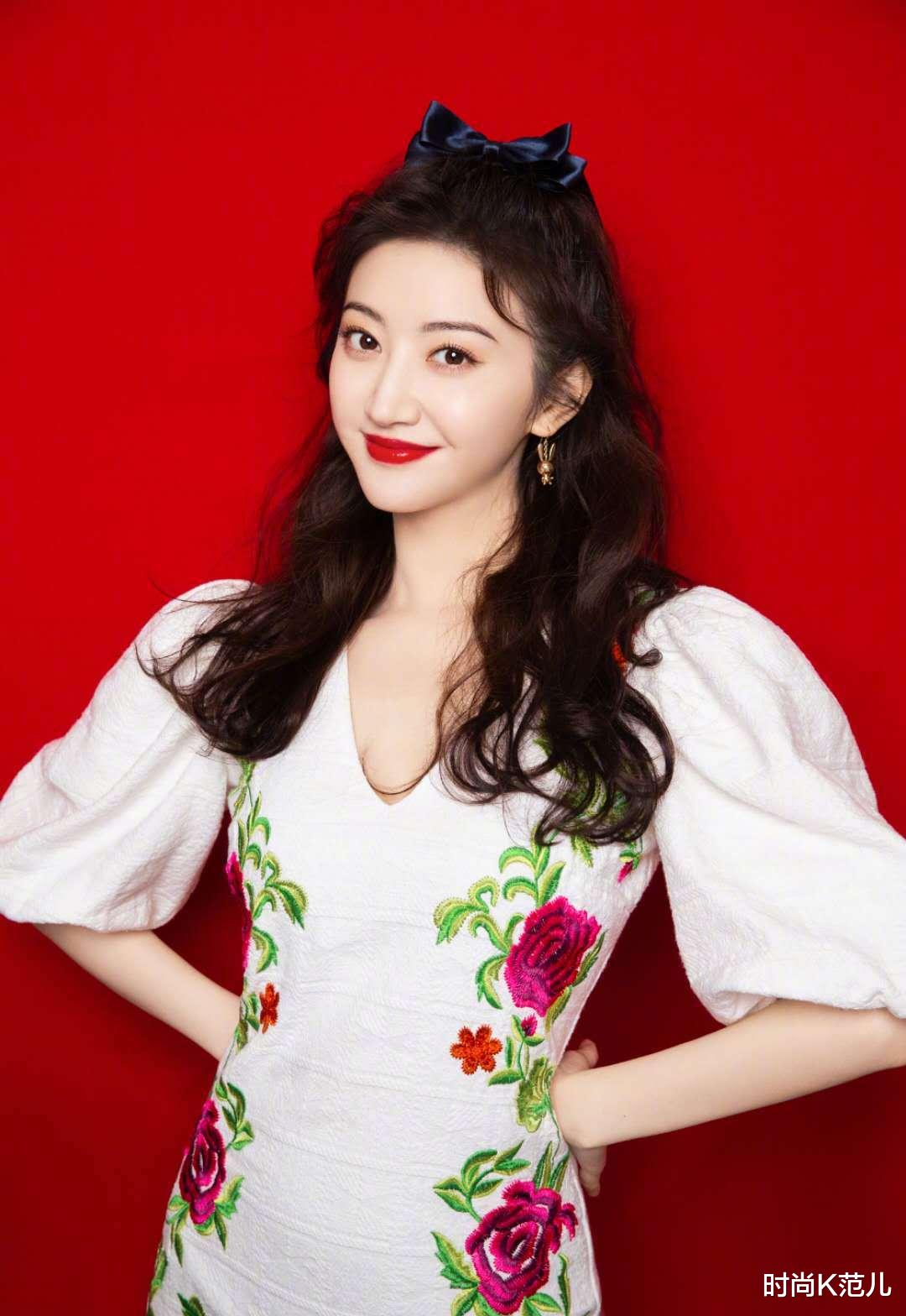 景甜@景甜晒照换发型了，微卷长发扎高马尾，穿花朵裙恬静又少女！