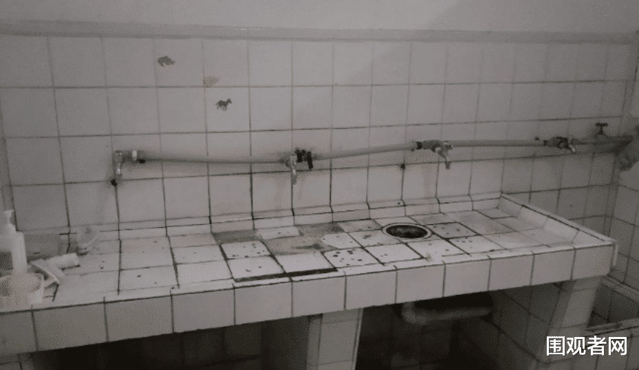 宿舍|四川一大学宿舍环境比监狱还差，遭网友吐槽