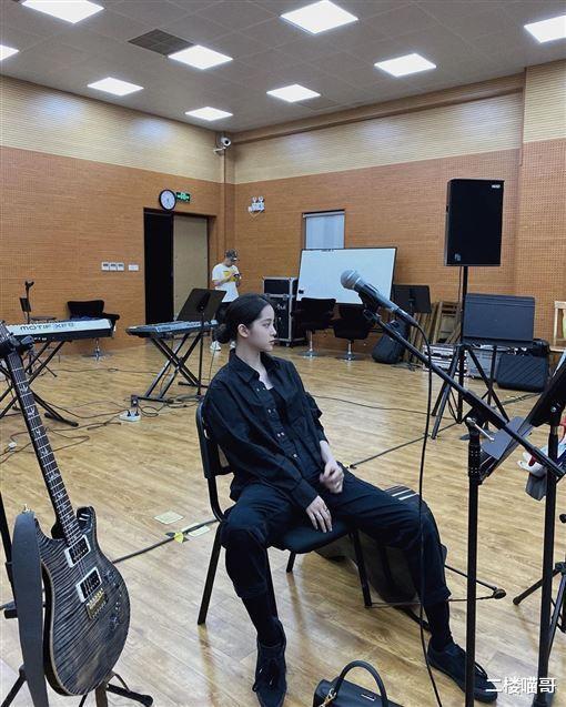 [欧阳娜娜]欧阳娜娜新歌15分钟写好，被乐迷质疑抄袭，像多首西洋乐曲混编