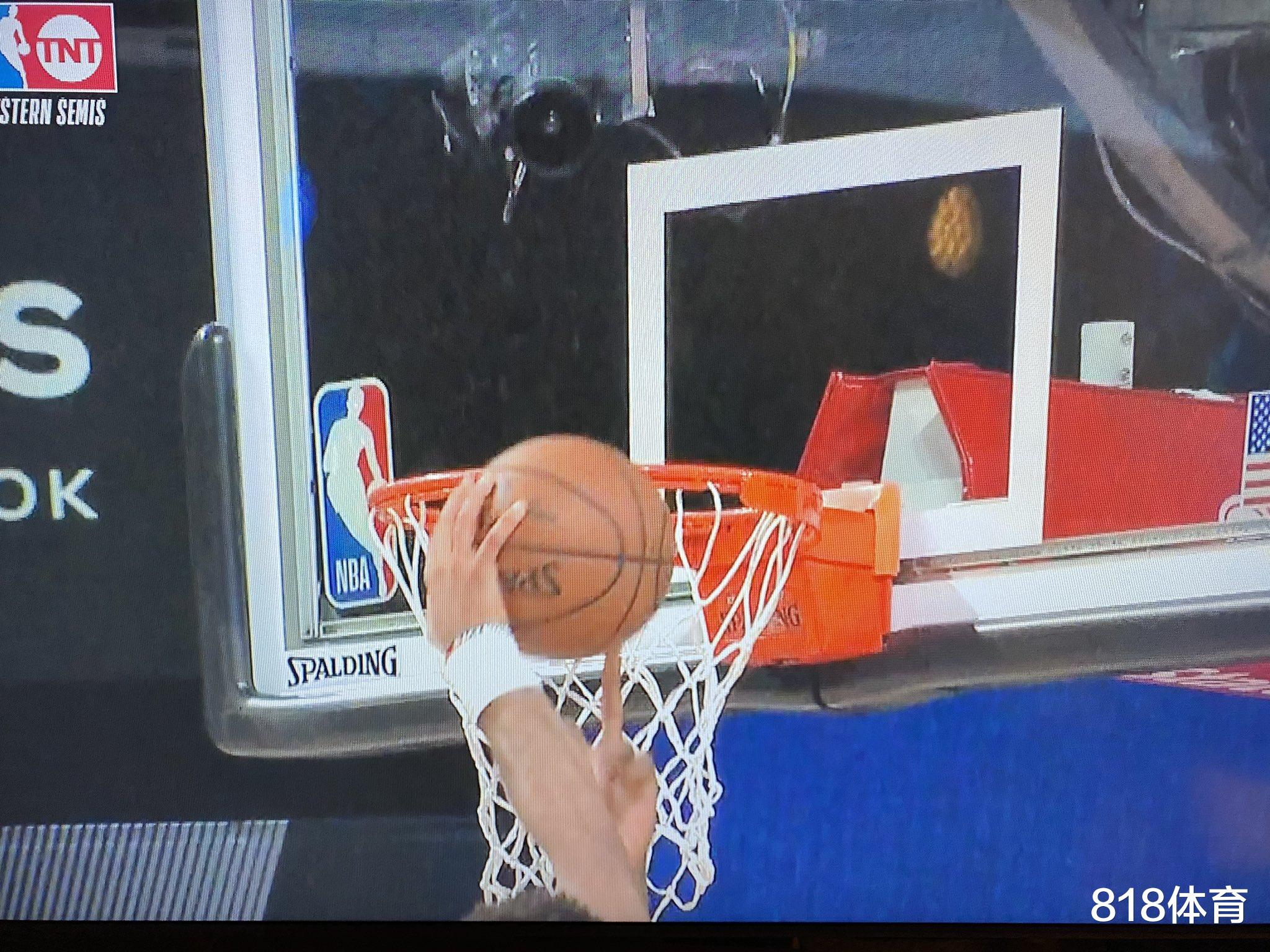 李小文|一阳指! 小卡中指盖帽拒绝穆雷隔扣, 机器人一般面无表情