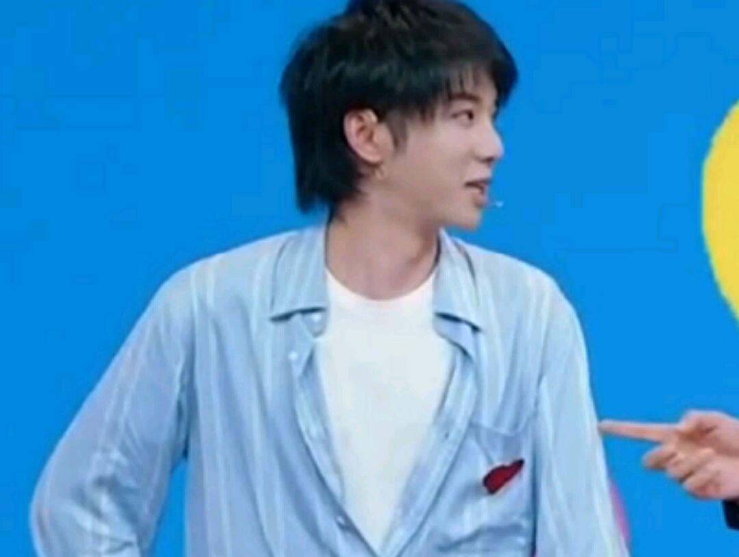 贾玲@王牌:沈腾华晨宇积极答题时,谁注意贾玲在干啥,这待遇也太高了