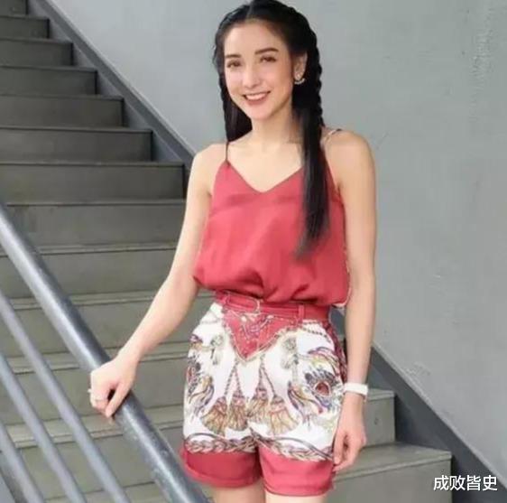 「」当红女星自爆离奇身世：哥哥真实身份是生父，母亲竟是奶奶