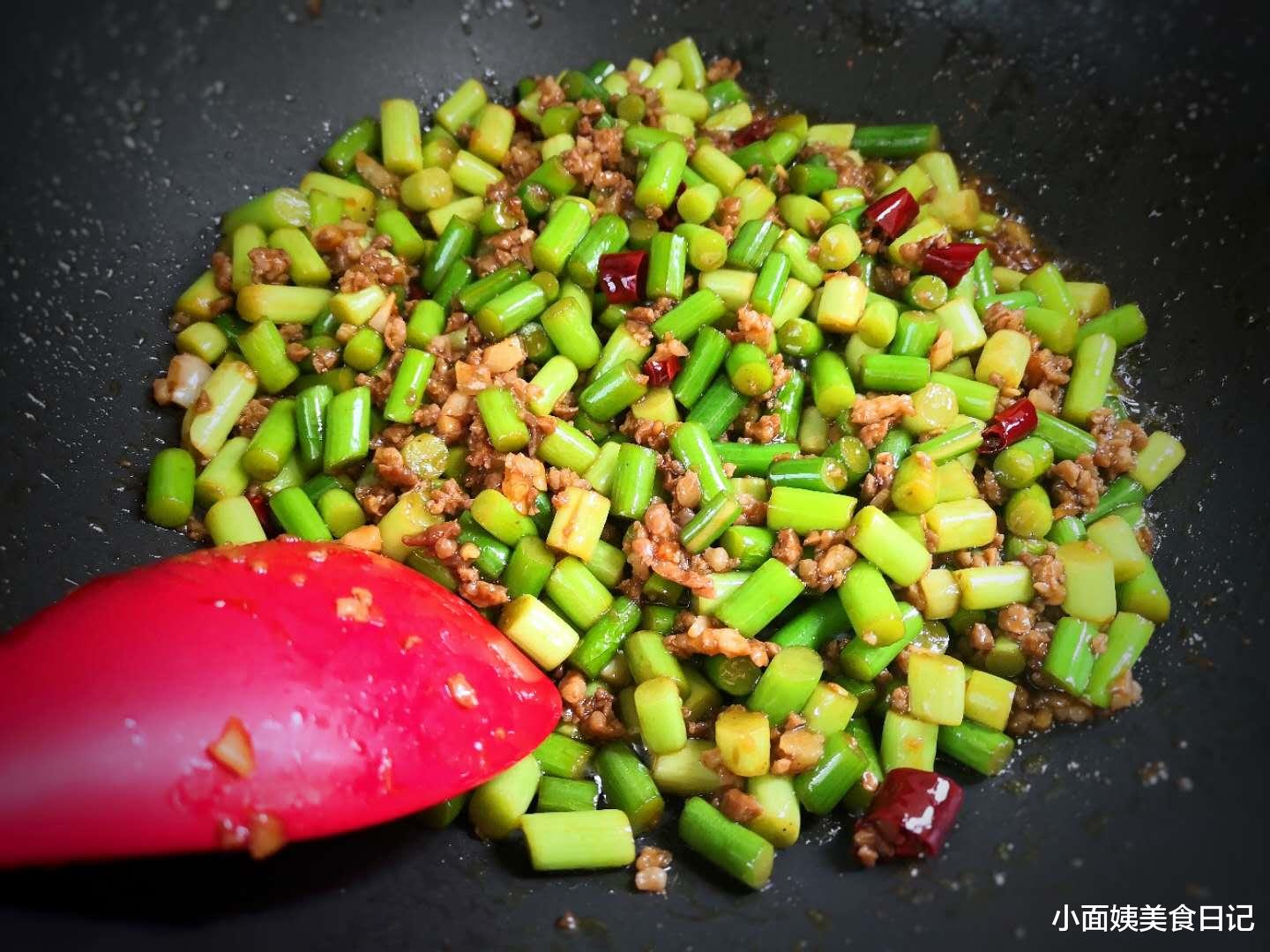 食材：它是天然“洗肠草”，清肠又杀菌，一周吃一次，给身体来个大扫除