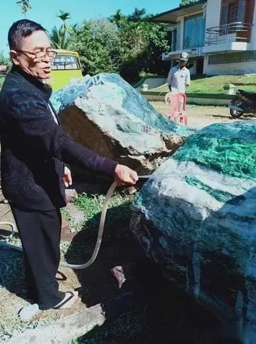 帕敢|缅甸源头帕敢豪气外露，镇区入口竖立1吨翡翠原石“价值连城”