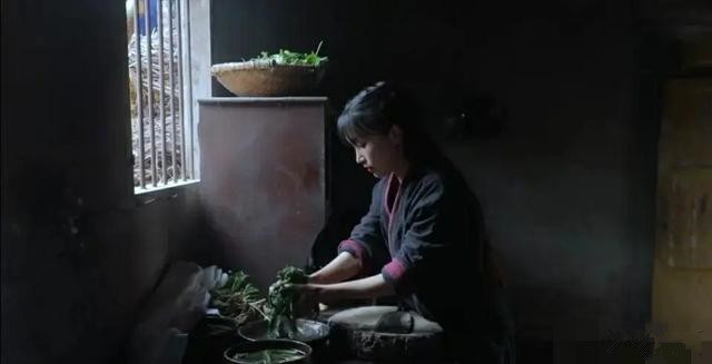 「」李子柒的厨房脏吗？网友：农村厨房太脏了，案板是黑的，厨具也是
