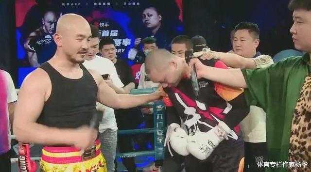 wwe▲一龙公开施展“金钟罩”，刘二狗根本打不动，可惜这种表演太短了