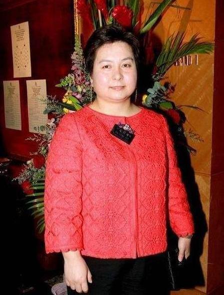 赌王|赌王也有丑女儿!合影永远站最边上,生在巨富家却总被误认为仆人