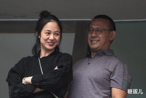 周韵|周韵走下神坛，剪了这要命的刘海，成了最没气质的中年妇女！