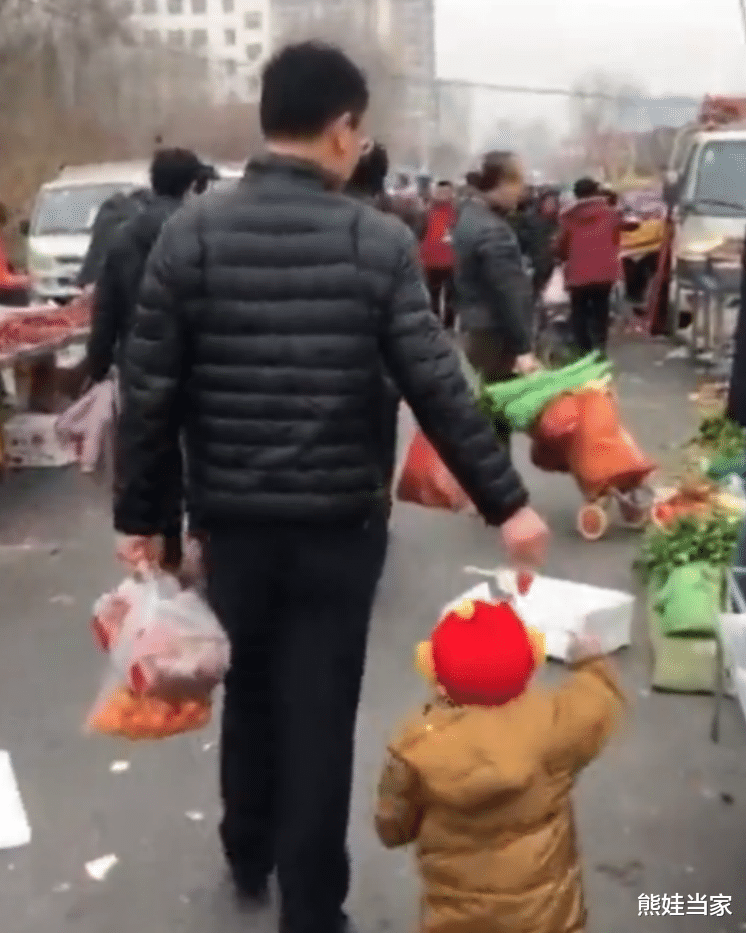 熊娃当家|被拐3年的儿子在街上认出亲妈，妈妈却拒绝相认，民警：太机智