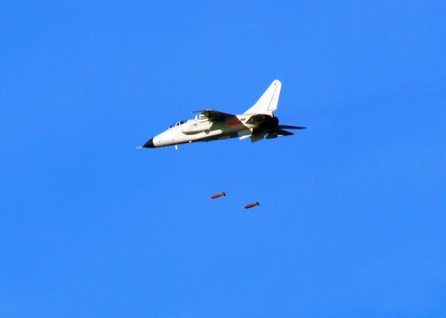 轰-6|释放出明显信号！大批轰6G编队密集投弹，俄：美航母撤离的很明智