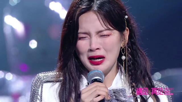 超女@杨超越强挤眼泪,张大大强行加戏,反转演唱会主题内容