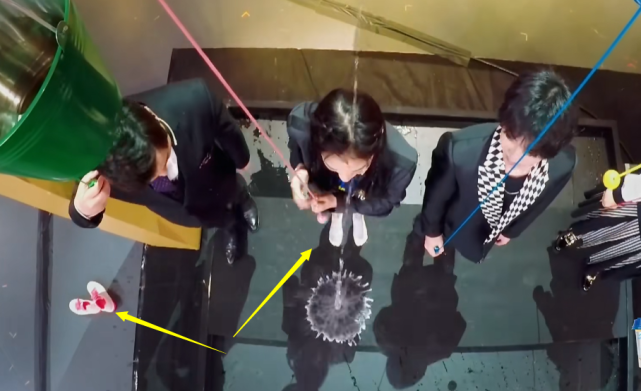 『关晓彤』关晓彤玩游戏怕鞋子沾水，宁愿光脚着，得知鞋子价格：打扰了