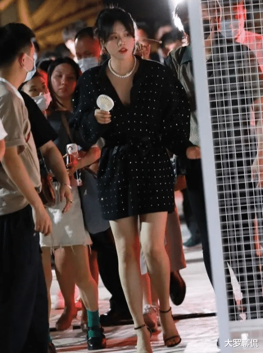 马思纯|马思纯自曝抑郁症后首次现身，脸部暴瘦显现尖下巴，谁注意她的腿？