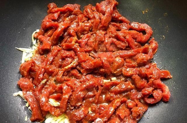 牛肉|这两种食材是绝配，简单一炒，香辣美味又下饭，女儿直呼太好吃