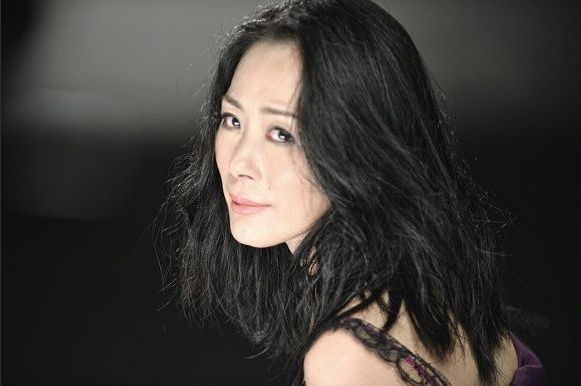 王菲|她巅峰时与王菲齐名，任性解约、私生活混乱，如今走在街上无人识