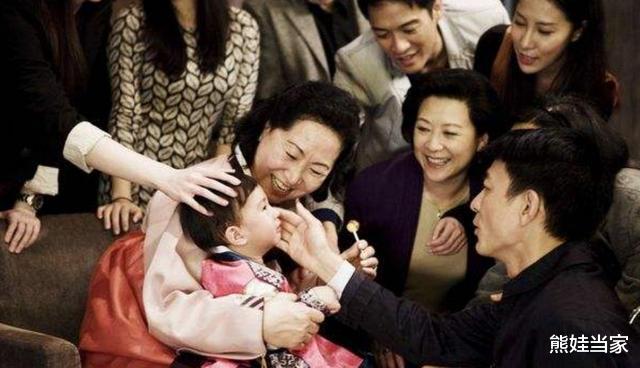 ：8个舅舅只有一个小外甥女，回姥姥家场面太壮观了，网友无法淡定