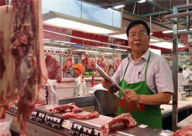 「泉州」北大高材生卖猪肉，被嘲笑20年，今为母校捐9亿，打破读书无用论