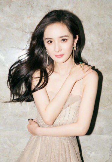 杨幂|同样是穿旗袍，33岁张雨绮和34岁杨幂，像是妈妈和女儿同框