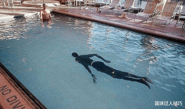 姚明:NBA巨人都怎么游泳?姚明把泳池游成浴缸,第一巨人在泳池如水怪