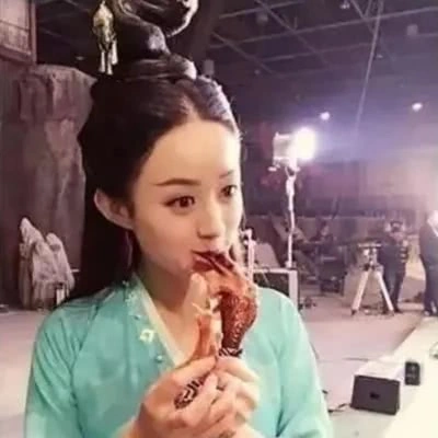 迪丽热巴@明星片场休息都干嘛？热巴cos导演，千玺泡脚养生，看到赵丽颖笑出鼻涕泡