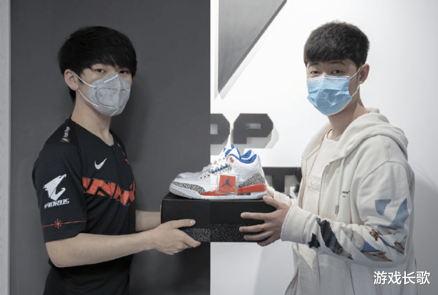 #tes战队#TES俱乐部发话,只要春季赛滔搏夺冠,就安排JKL到直播间卖鞋!