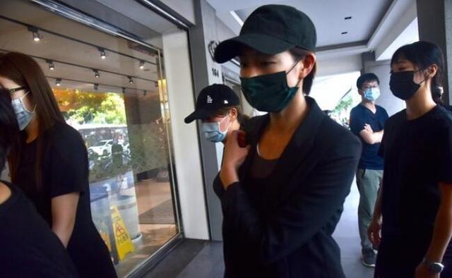 黄鸿升|众亲友现身黄鸿升追悼会！贾静雯夫妇张钧甯神情哀戚，吴映洁落泪