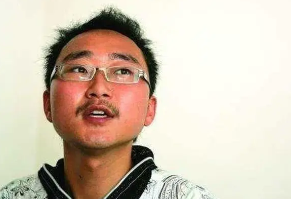 「作文」当年那个用“甲骨文”作答的高考生黄蛉，只拿到6分却被名校录取，他如今怎样了？