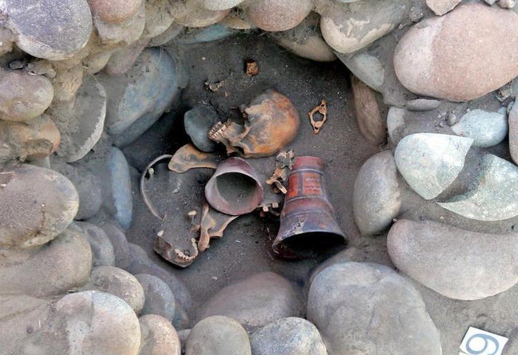 【】沙漠中竟发现一个墓穴, 挖开后里面东西让所有人蒙了!