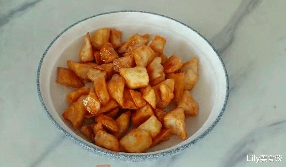 拔丝山药|才发现,原来山药去皮这么简单,一根筷子就搞定,操作方便手不痒