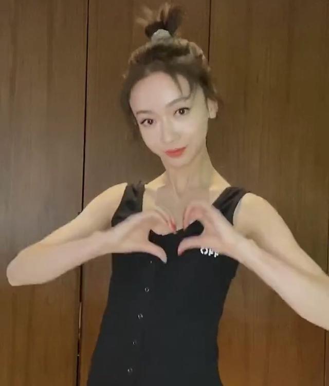 赵露思@95后小花被指体重造假？公开称仅有79斤，网友放出剧中对比图打脸