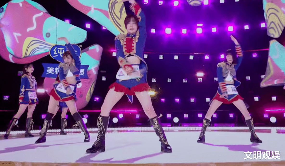 「张艺凡」有种“特殊”叫张艺凡，其余人都统一着装，唯独她另辟蹊径