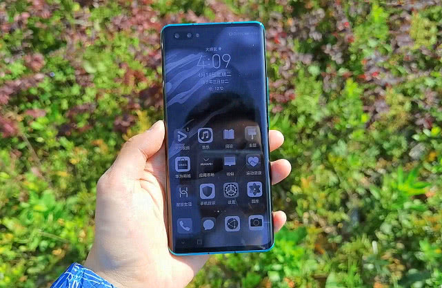 「华为荣耀」为什么同价，很多人选小米10而不选荣耀30Pro？其实原因很现实