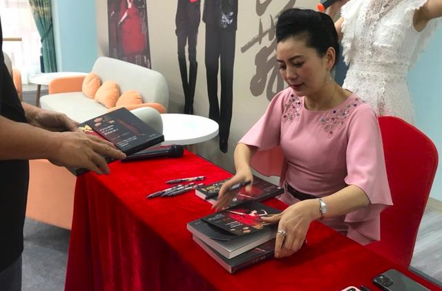 朱军|56岁朱军与娇妻罕同框，谭梅气质貌美身材好，两人结婚27年仍恩爱？