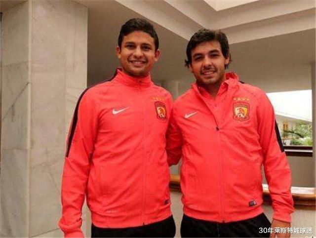 「国足」国足新帅情商高!带小球员吃盒饭不忘合影宣传,餐桌上的1物亮了