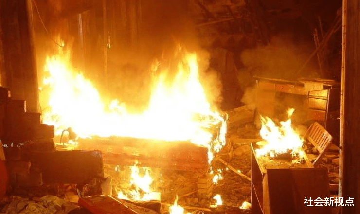 宿舍|高校女生宿舍突然失火,女生冷夜光腿外跑,男生拄着拐棍围观凑热闹