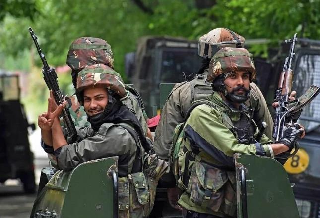 【印度】印度动手了!印军坦克连夜增兵前线,大批士兵闯过边界