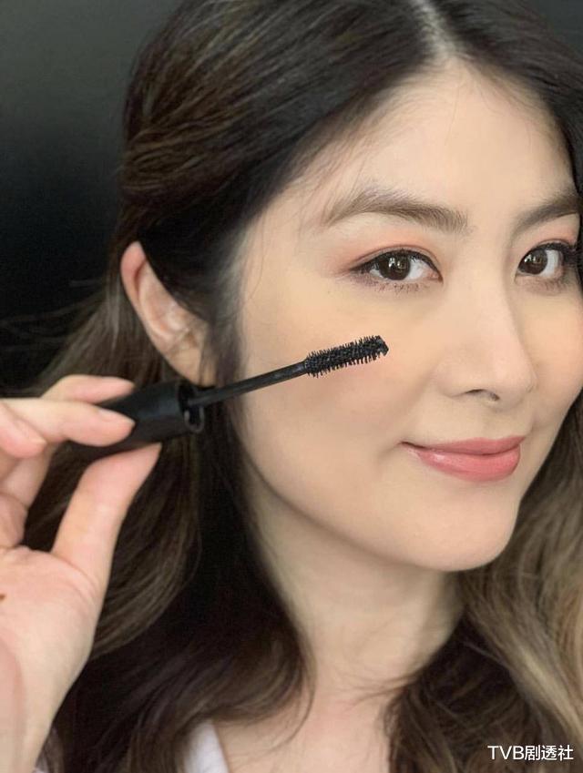 陈慧琳|00后不识乐坛天后?陈慧琳现身商场无人认出,与学生擦身而过