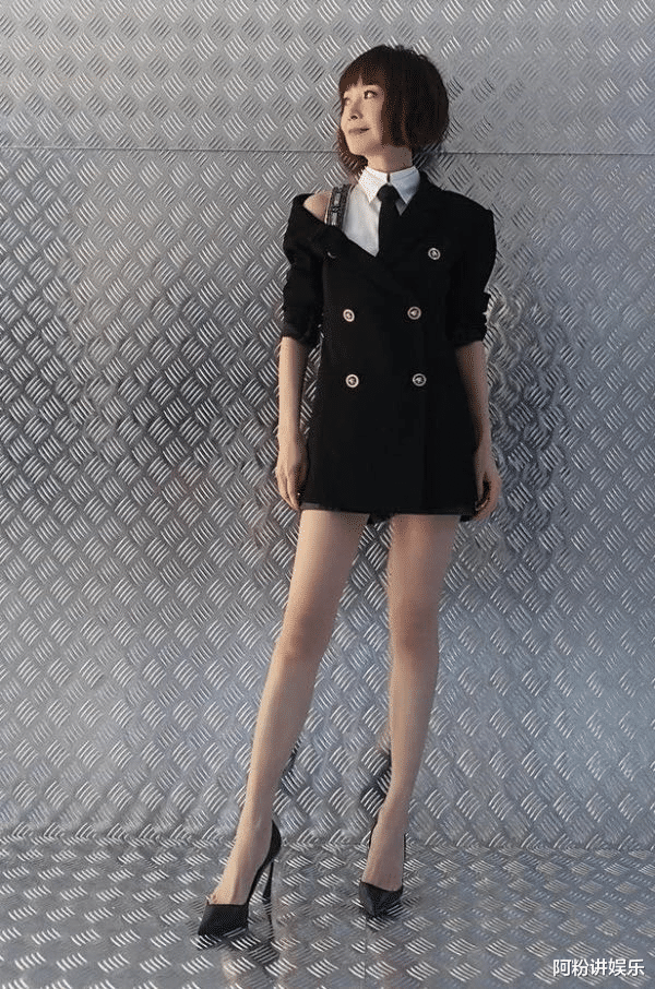 「发型」陈鲁豫终于换发型，穿军绿色的连体裤配粉色运动鞋，减龄20岁不止